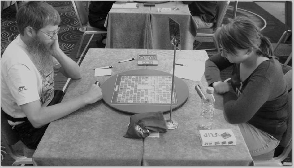 Fra Scrabble-VM 2011. Verdensmester Nigel Richards til venstre. Norges representant, Anlaug, til høyre.